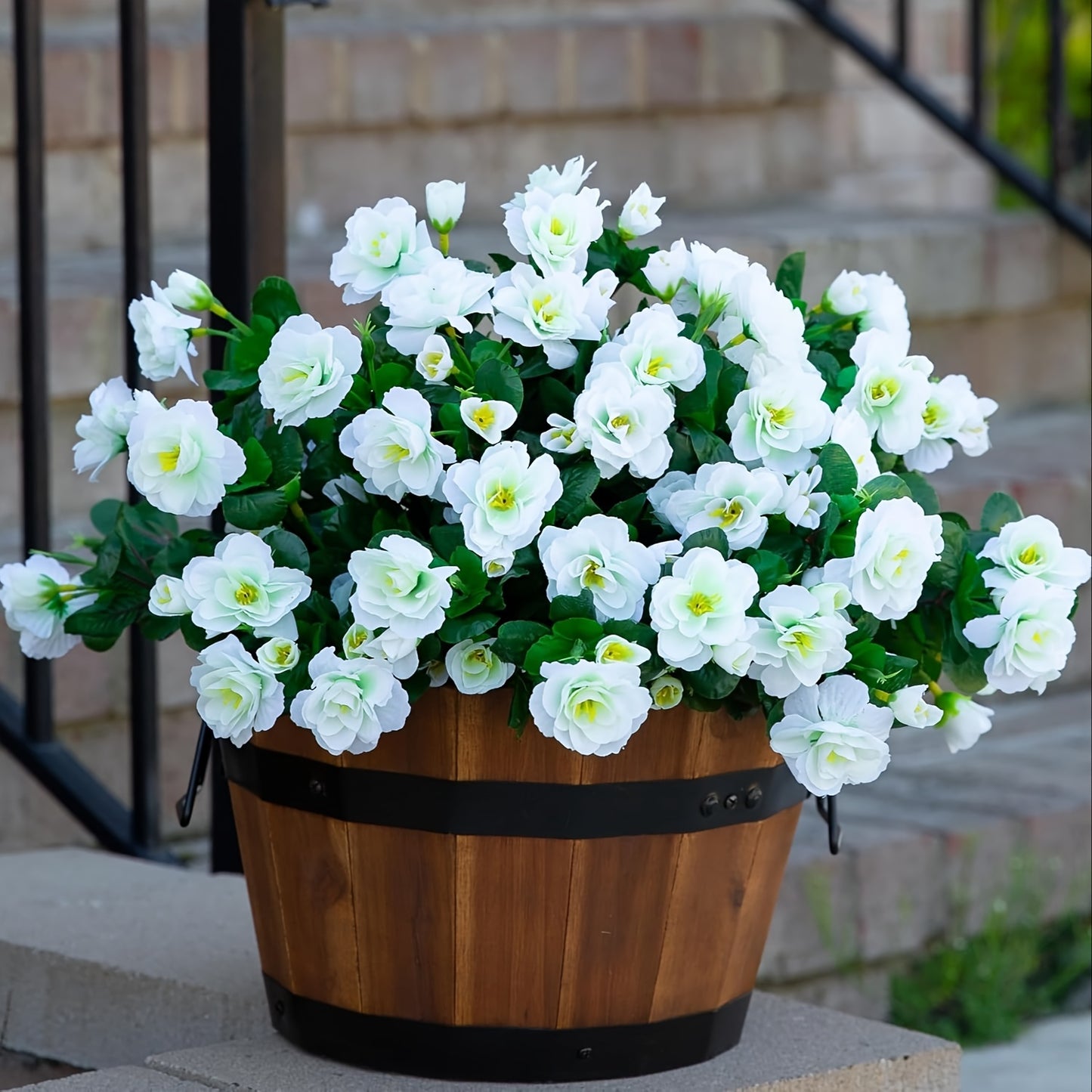 4 bunches of fake camellias are realistic and UV resistant, suitable for outdoor decoration.