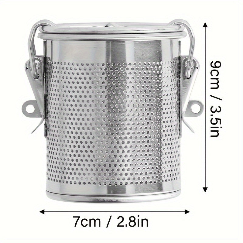 This spice infuser is made of durable stainless steel and features a buckled lid and extended chain for easy use. The fine mesh seasoning strainer is perfect for soups, teas, and herbs, making it ideal for both home cooking and restaurant use.