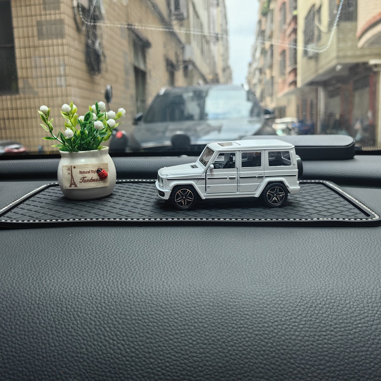 Simulation alloy car model, high-end atmosphere center console ornament for a special car interior and children's toy car model.