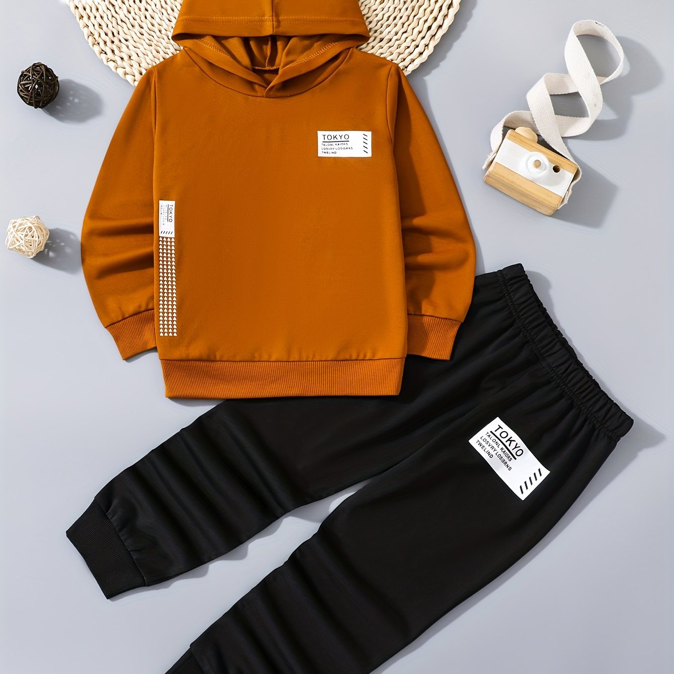 Boys' 2-piece Tokyo letter print hoodie and sweatpants set for casual wear in spring and fall.