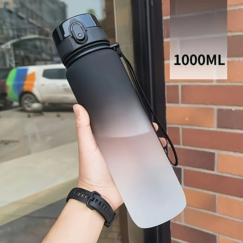 650ml/1000ml portativ suv shishasi, oqmas gradient dizayni bilan, ochiq havoda faoliyatlar va sayohatlar uchun mukammal. PVC-siz plastikdan tayyorlangan va dumaloq shaklga ega.