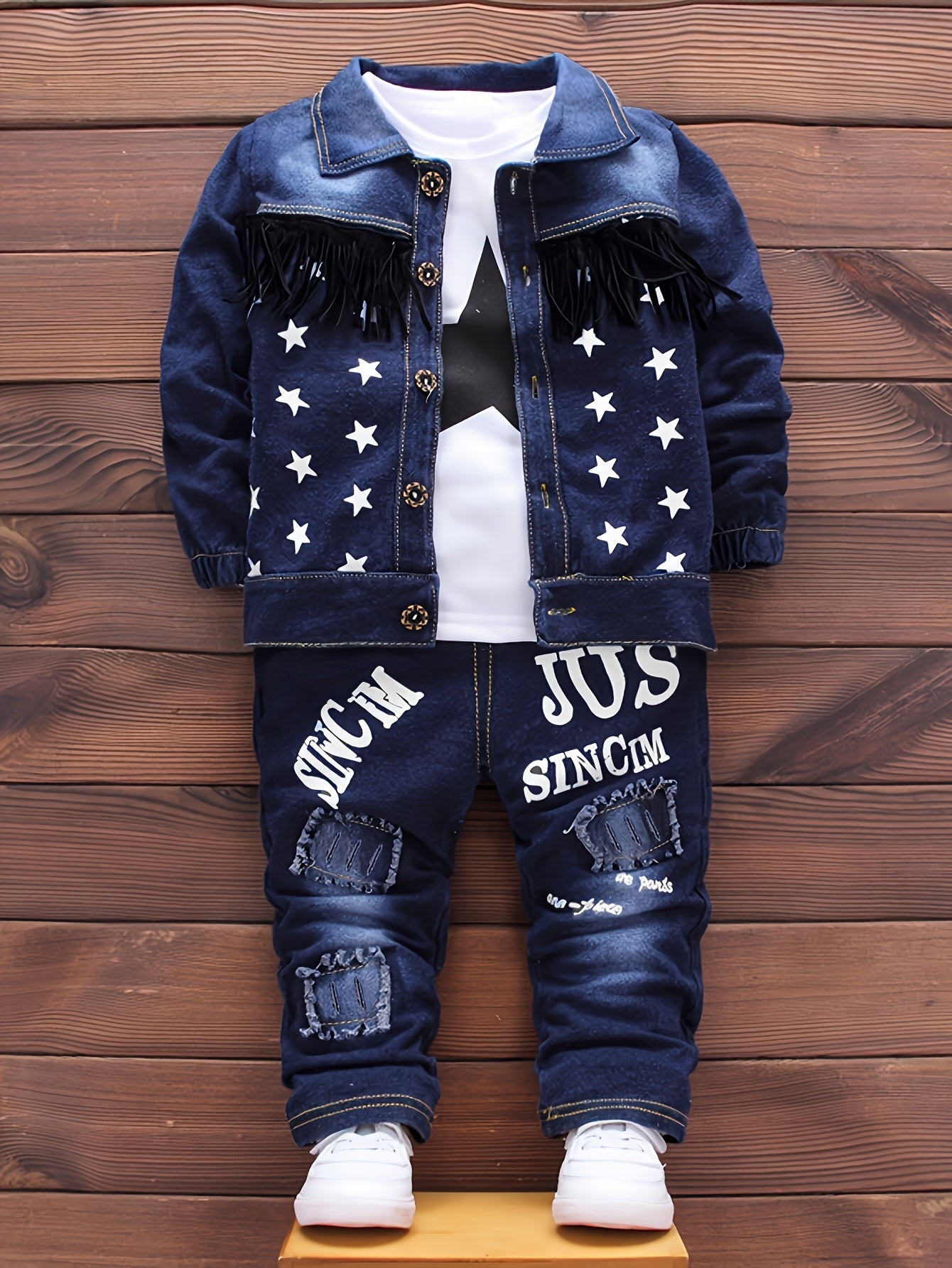 New tassel washed three-piece set for men, children, with star and letter print. Fashionable white T set with long sleeve long pants. Ideal for outdoor wear.