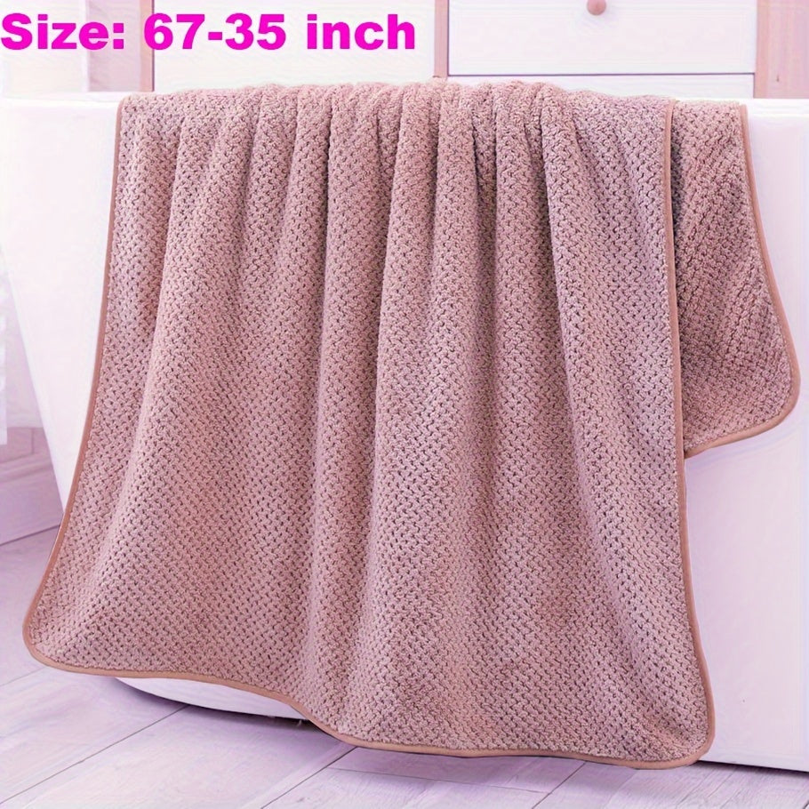 Soft, thick, and large bath towel in a solid color. Absorbent polyester blend, machine washable. Great for home bathrooms, ideal for Christmas.