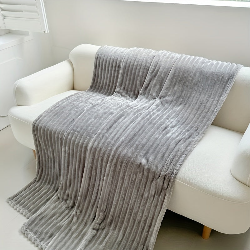 Soft and fluffy flannel blanket in solid color, perfect for snuggling on the sofa or taking a nap. 1 piece included.