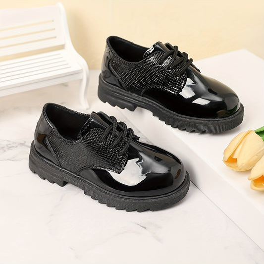 New flat shoes for boys suitable for all seasons. Stylish and comfortable for spring and autumn, ideal for school.