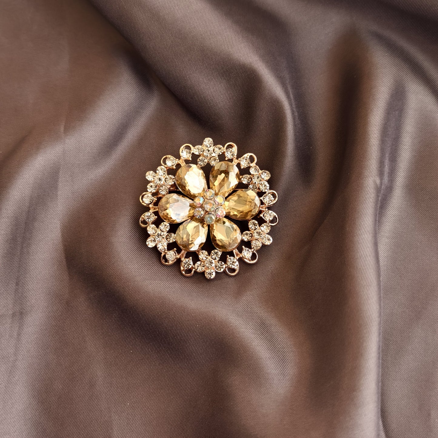 This elegant Vintage Luxury Six-Petal Flower Brooch features stunning rhinestone embellishments, perfect for adding a touch of glamour to your casual wear, parties, and special occasions. This alloy novelty brooch pin is a versatile accessory that can be