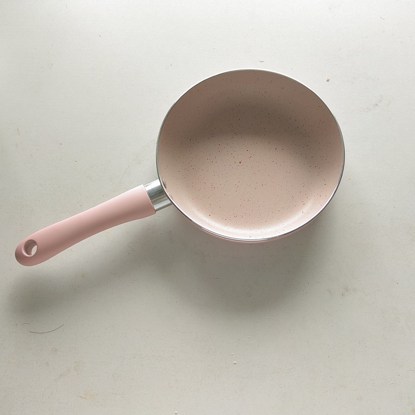 Pink aluminum mini frying pan with a flat bottom and silicone handle, measuring 16.51cm in size. Lightweight and suitable for frying eggs and steaks on a gas stove.