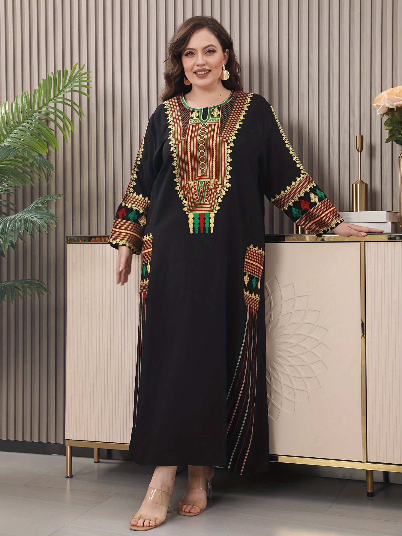 Elegant Plus Size Middle Eastern Kaftan with Regular Sleeves and Traditional Embroidery, Loose Fit Summer Turkish Robe for Mature Occasions.