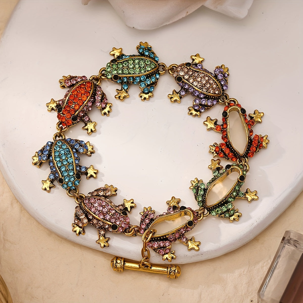 Vintage Frog Charm Bracelet with Chic Elegance - Featuring Shimmering Rhinestone Details, Crafted from Zinc Alloy, Ideal for Everyday Wear and Festive Events, Adds a touch of Allure