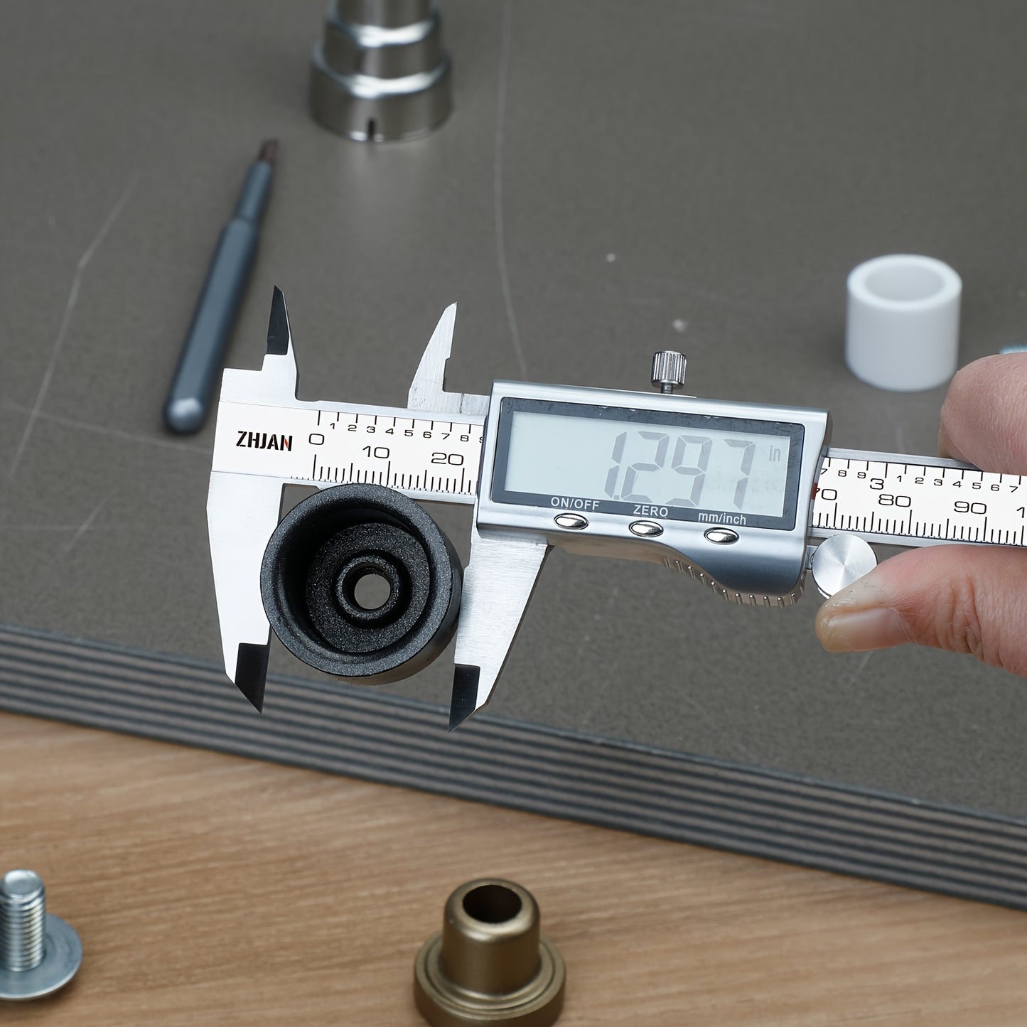 Stainless steel digital caliper with large display, automatic shut-off, and inch/mm conversion. Battery powered with non-rechargeable button battery.