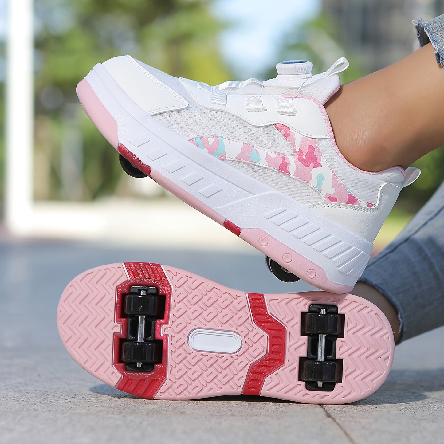 Low top roller skate shoes for boys that are casual, cool, lightweight, breathable, and anti-slip for indoor and outdoor use in spring and autumn.