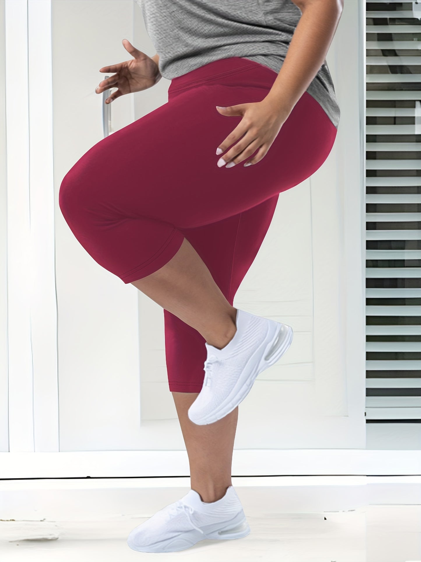 High-waist capri leggings for women in plus sizes, made from stretchy, non-see-through fabric with pockets. Ideal for spring and summer.