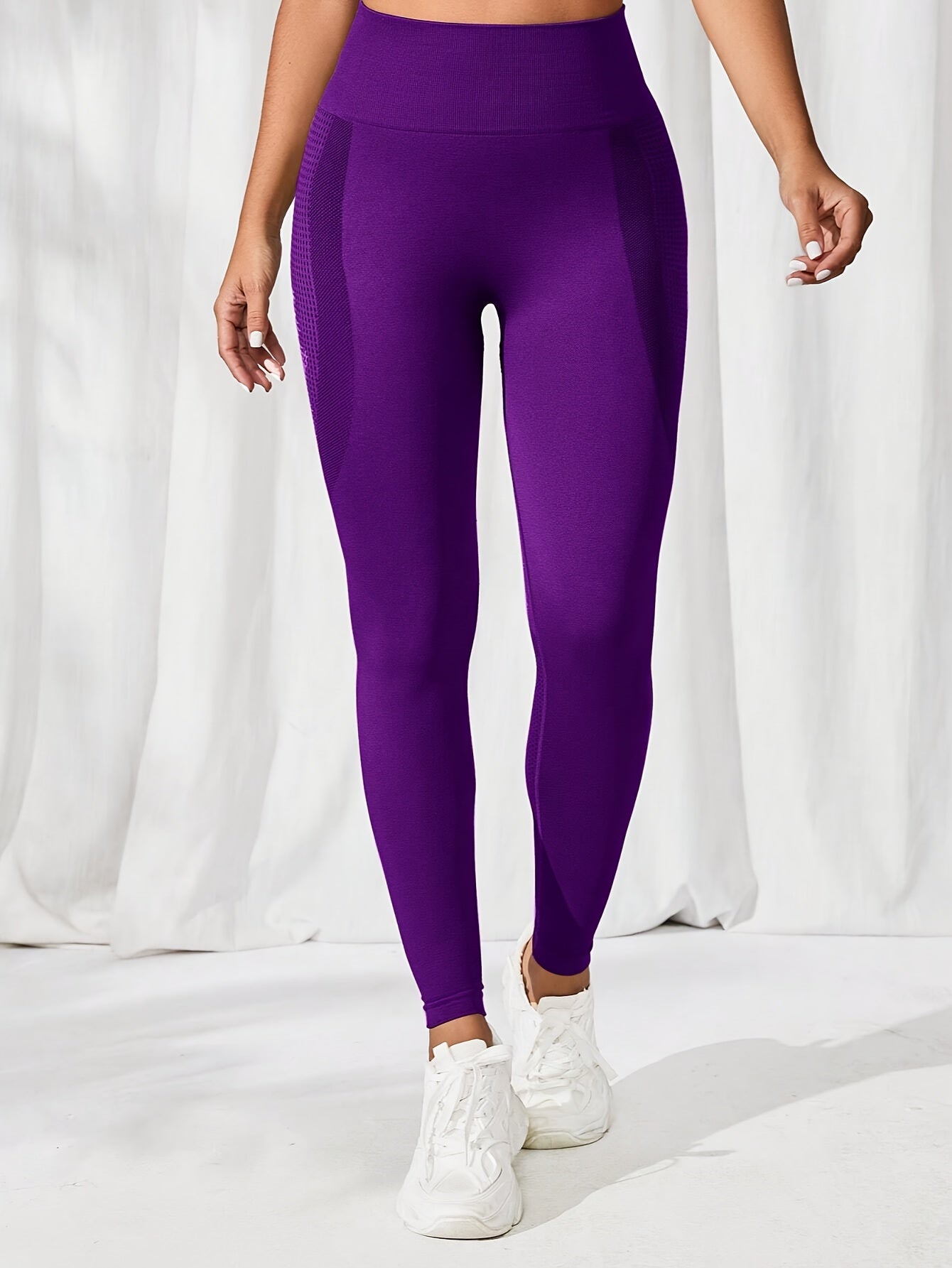 Abdominal control, pleated fitness yoga leggings in two solid colors. Made of high-elasticity polyamide and elastic materials. Ideal for women's activewear and exercise in all seasons.