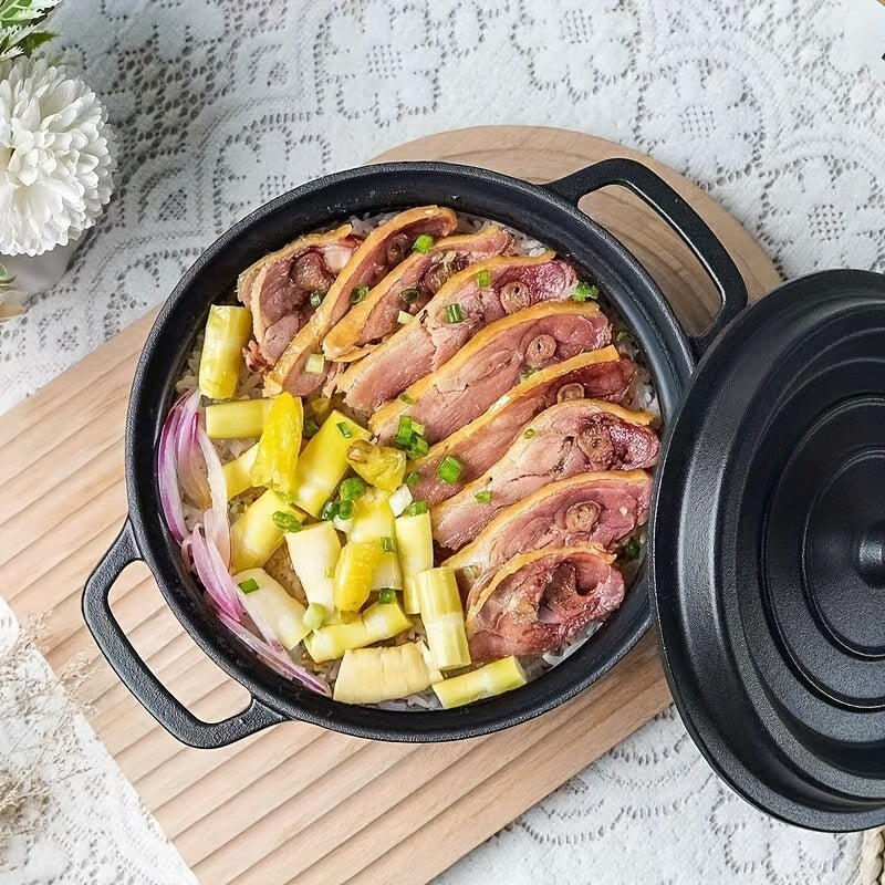 One piece of kitchenware - a double eared stew pot made of cast iron. This versatile pot, with a thickened flat bottom and no coating, is ideal for making soups and stews. It is non-stick and can be used for various purposes in the kitchen. A must-have