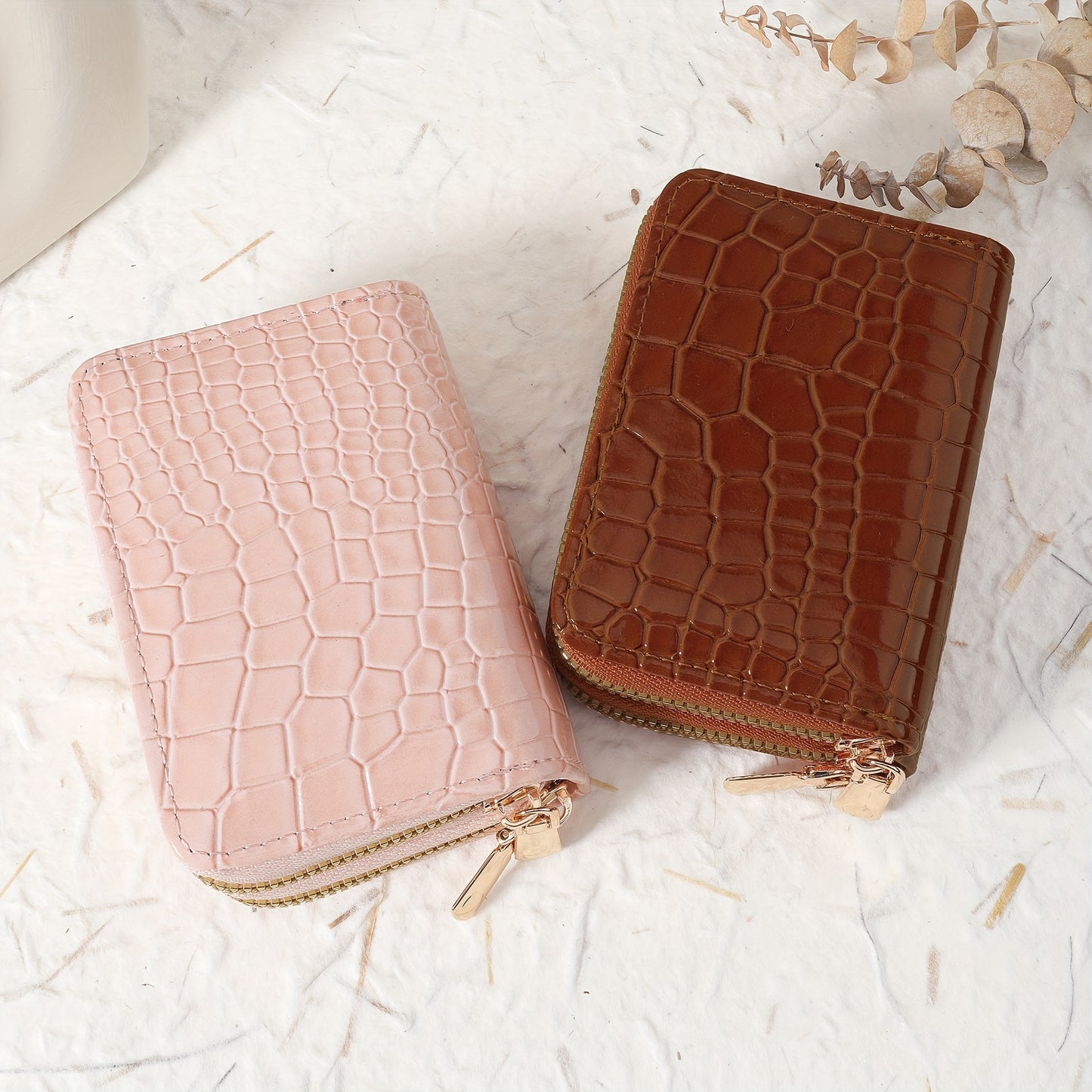 Women's crocodile pattern zipper wallet made of synthetic leather with double zipper, multi-card holder, available in green, white, pink, red, and black. Secure and stylish accessory.