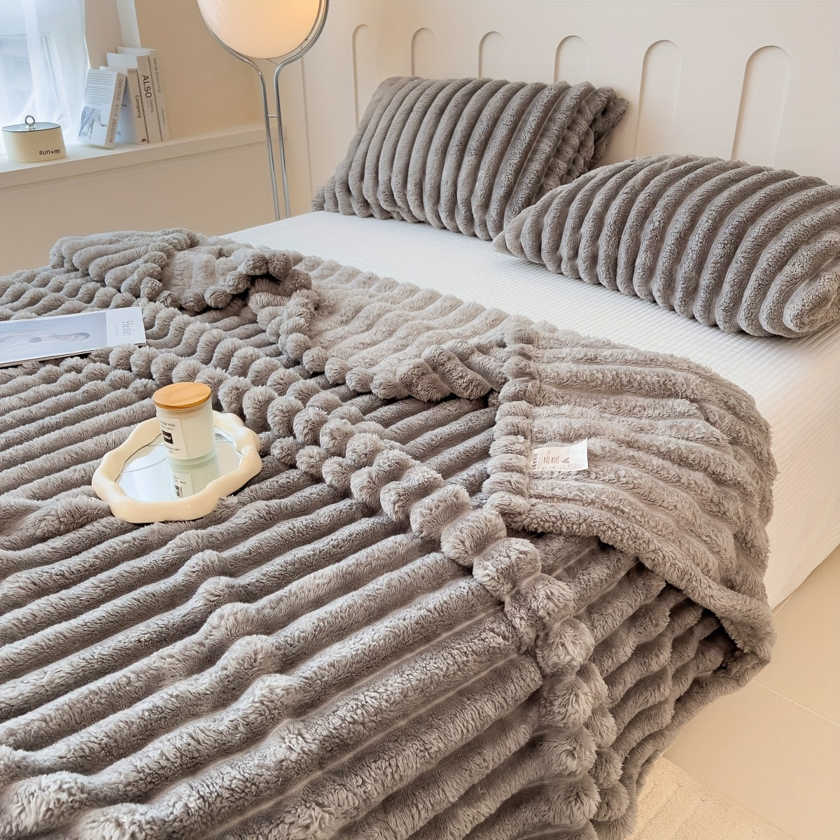 Traditional-style thick double-sided fleece blanket made of striped polyester knit fabric. Versatile for all seasons and purposes, machine washable with a weight of 250-300gsm.