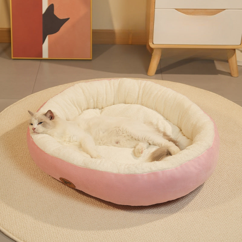 Comfortable oval pet bed for cats and dogs, suitable for all seasons with classic design.