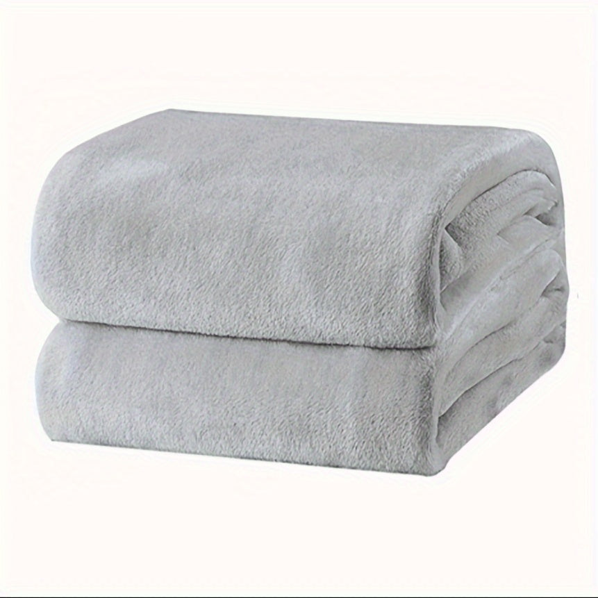 Soft and plush fleece blanket for the couch, in a solid color. This 300GSM flannel blanket is super soft and fuzzy, perfect for all seasons. A cozy and stylish Christmas present.