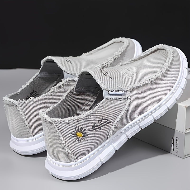 Gender-neutral fabric shoes with chrysanthemum embroidery, washable loafers that are soft, slip-resistant, durable, and stylish.