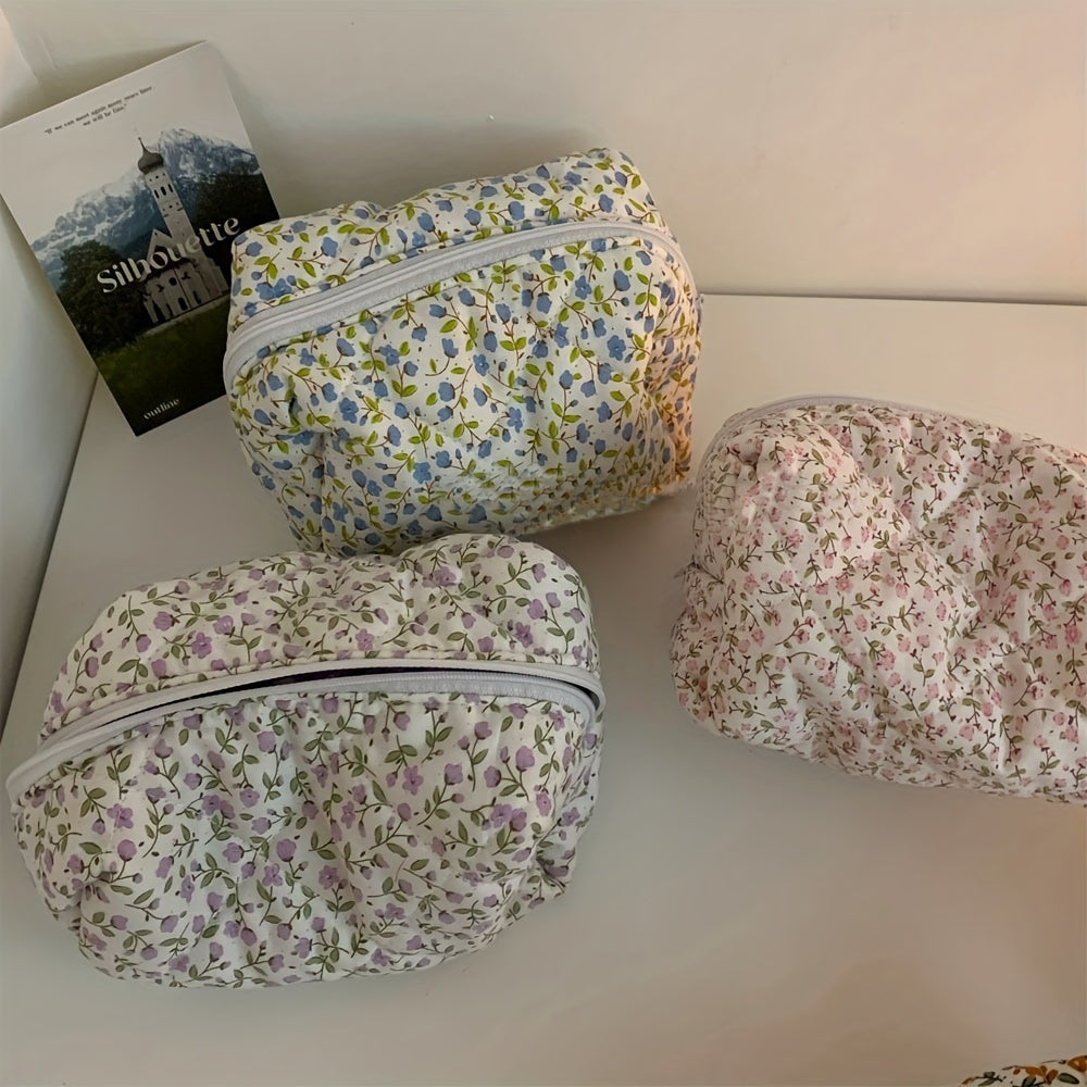 Simple and sweet floral quilted cosmetic bag with large capacity for makeup and skincare. Suitable for both men and women. Fragrance-free and water-resistant.