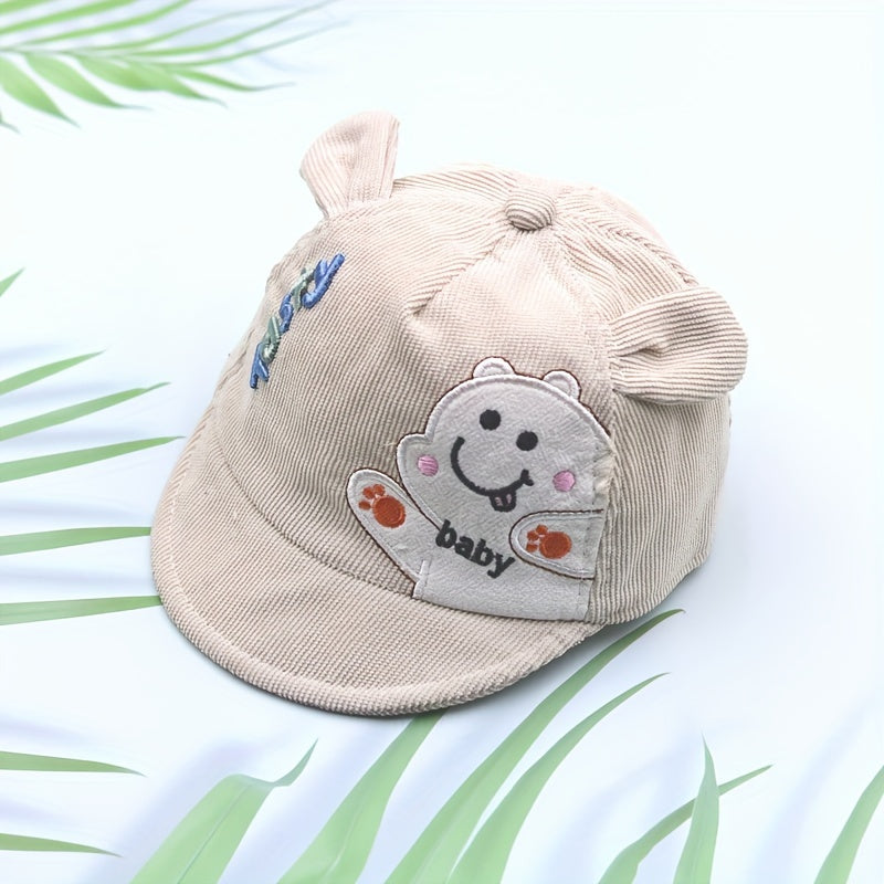 Kid's bear baseball cap in green with animal patch, made of lightweight stretchable polyester for all-season sun protection.