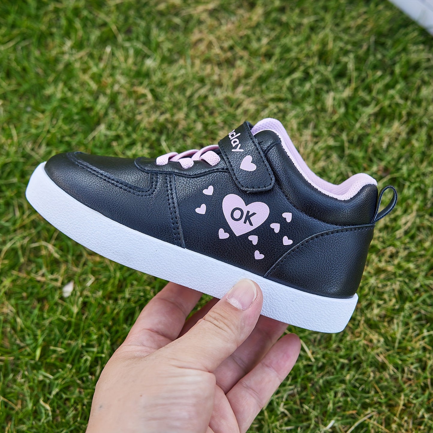 Girls' heart pattern sneakers, comfy non-slip skateboard shoes for all seasons.