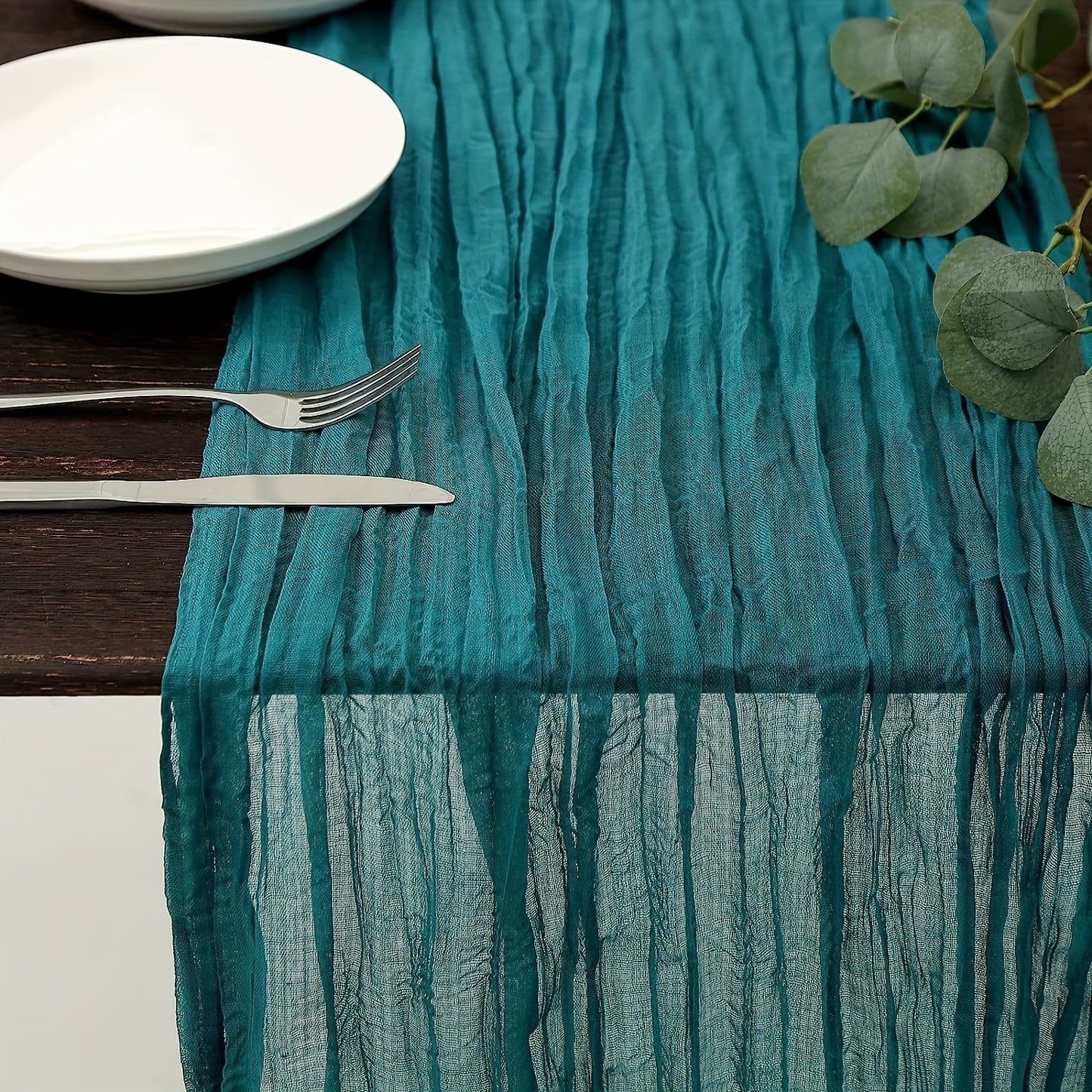 Polyester table runner for weddings and parties, with a romantic design. Made of 100% polyester fabric.