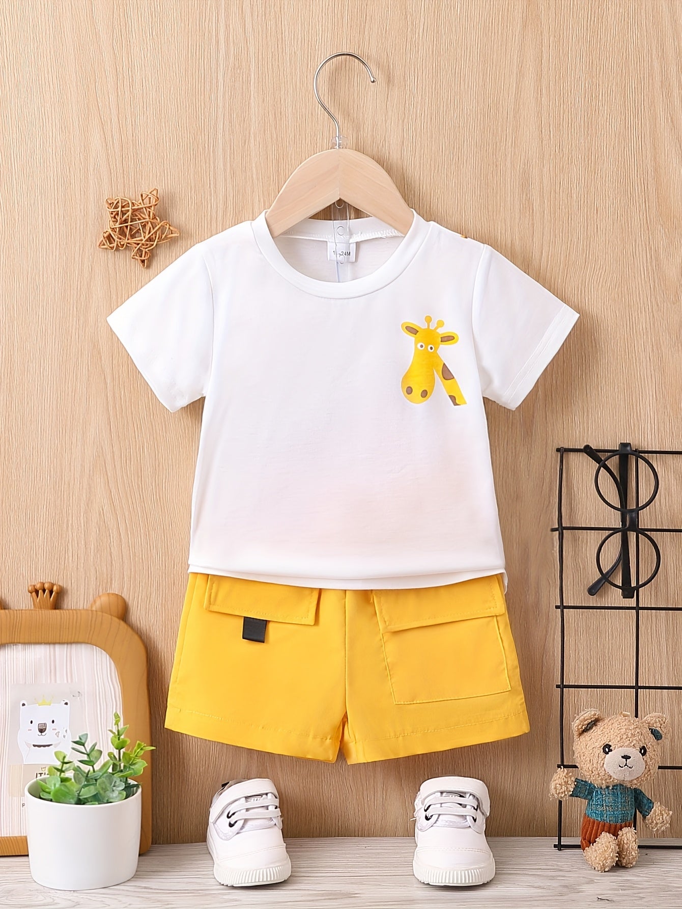 Casual giraffe-themed boy's outfit for summer - includes t-shirt and shorts with pocket. Ideal for daily wear or outdoor activities.