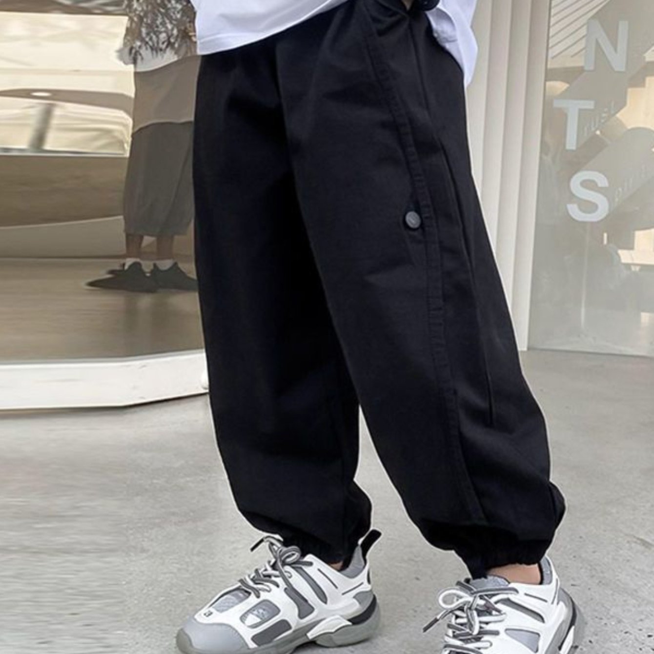 Boys casual cargo jogger pants with elastic waist and pockets for outdoor fashion.