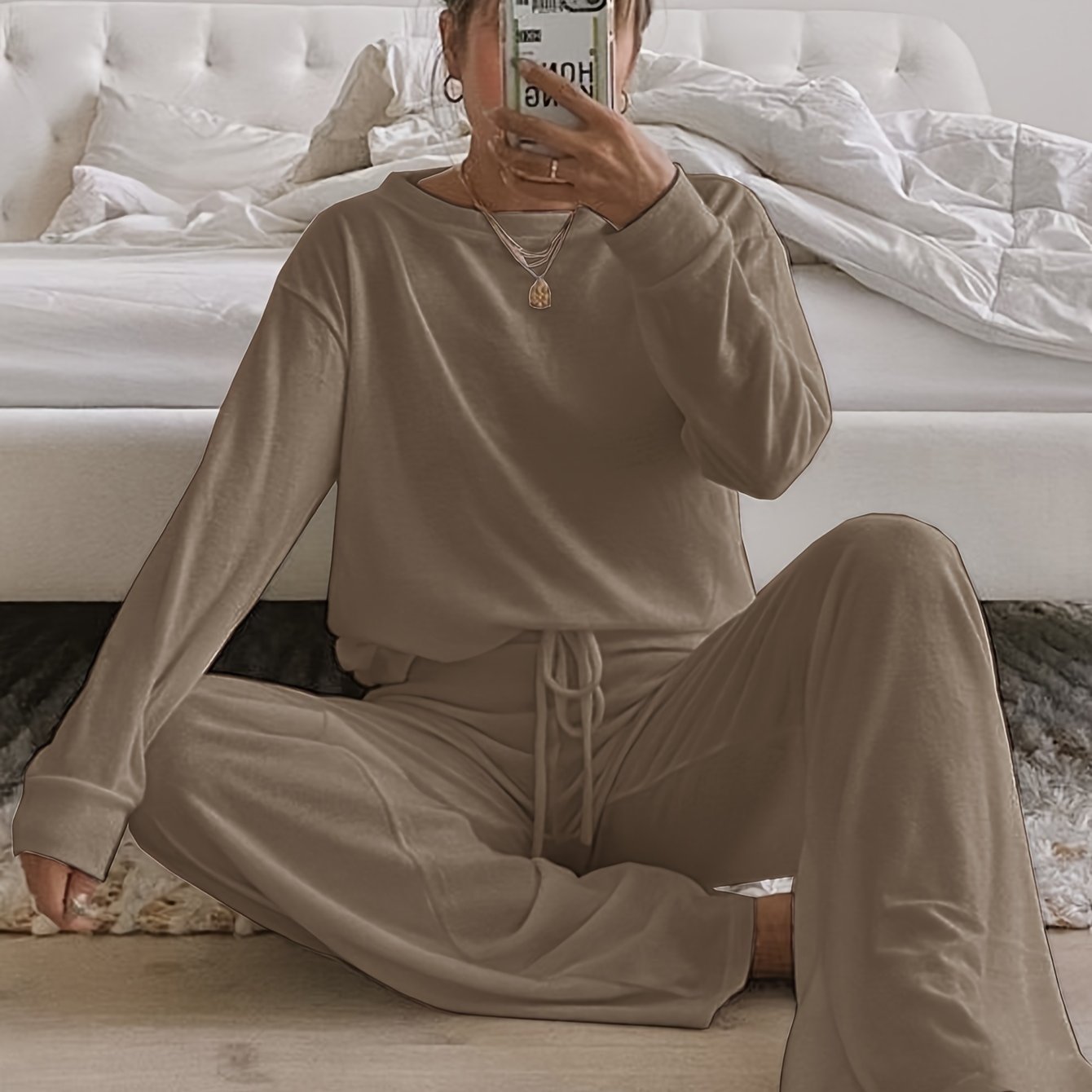 Cozy women's loungewear set in brushed fabric, solid color, round neck, long pants suit made of polyester for adults in autumn/winter season.