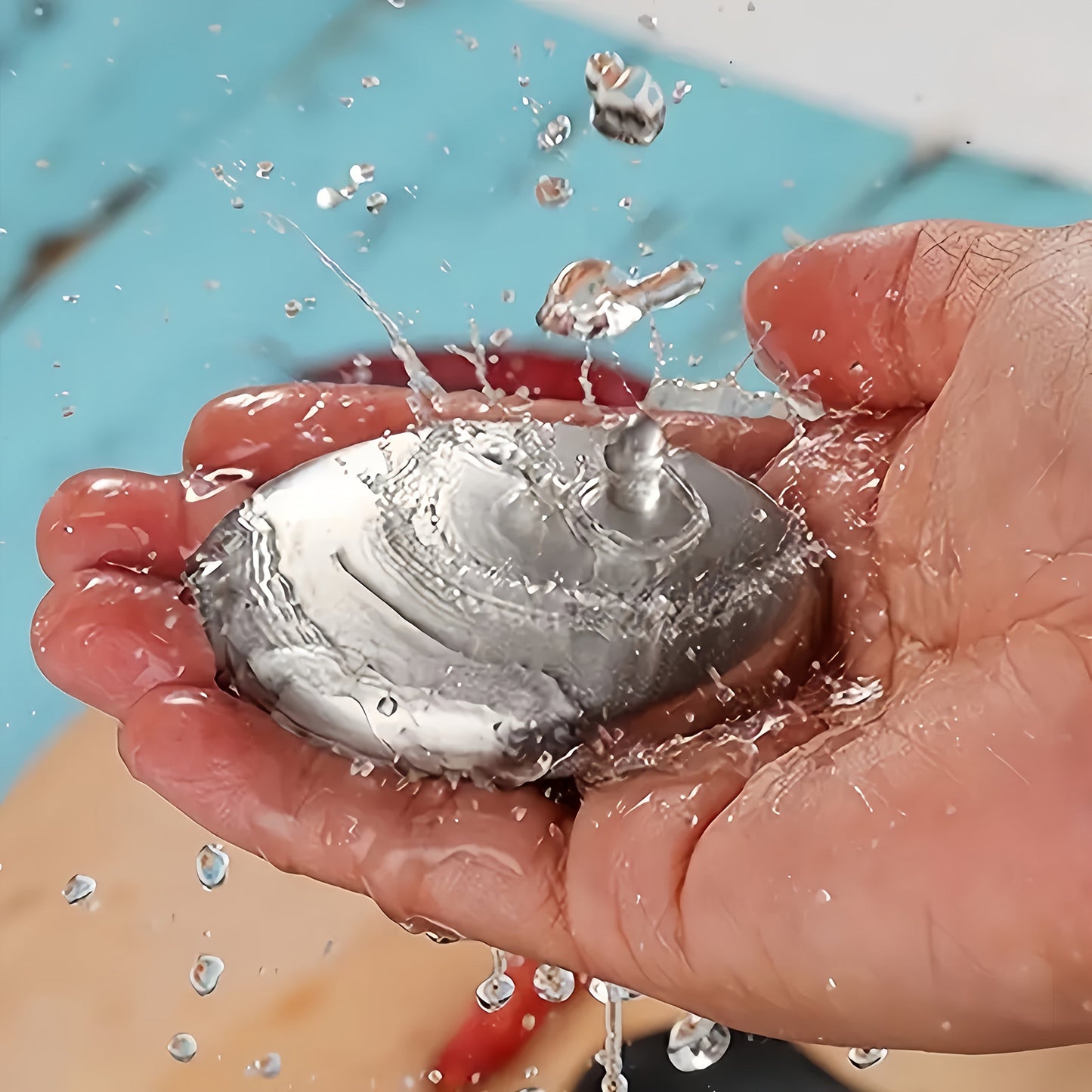 Get rid of unpleasant smells with the 1pc Sleek Oval Stainless Steel Soap. This odor-neutralizing metal bar comes with a black holder, making it perfect for use in your home, kitchen, or bathroom. This durable design is not only practical but also adds a