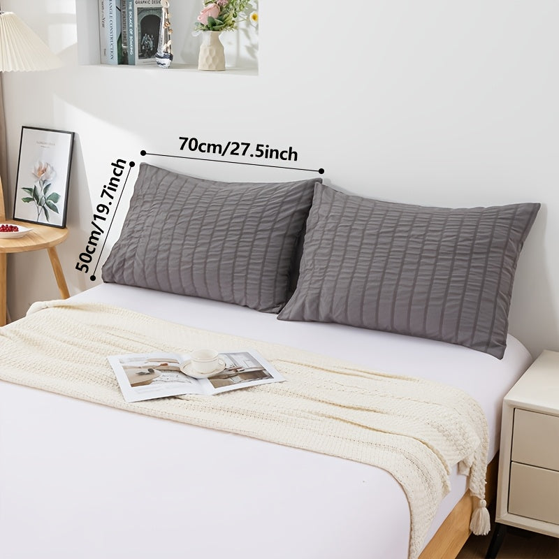 Two pillowcases in a set, each measuring 50x70cm, featuring a stylish Bubble Gauze & Cutwork design made of 100% polyester. These skin-friendly pillowcases are perfect for all seasons and are machine washable. They are made using active printing