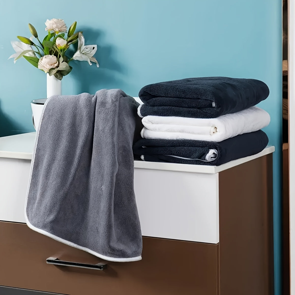 This 8-piece set includes 2 bath towels (68.58 X 139.7 cm), 2 towels (34.8 X 74.93 cm), and 4 square towels (29.97 X 29.97 cm). They are super soft, quick-drying, absorbent, and