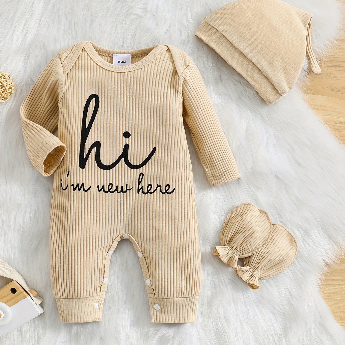 Newborns' "Hi I'm New Here" outfit: long-sleeve romper, hat, and gloves for boys and girls for outdoor wear.